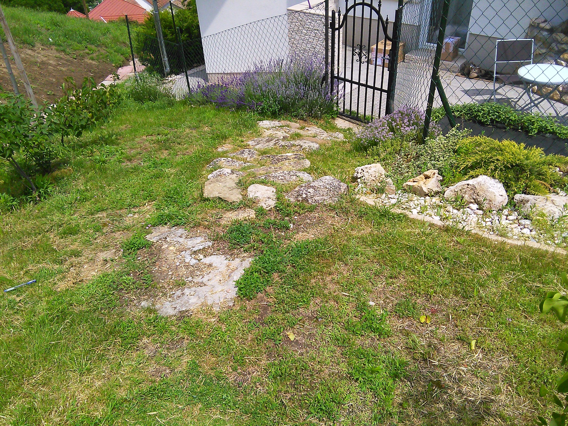 előtte...meredek "kőlépcső"