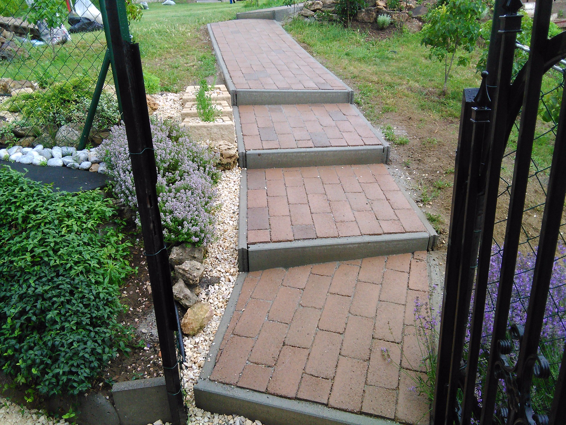 kényelmes Patio lépcső és járda