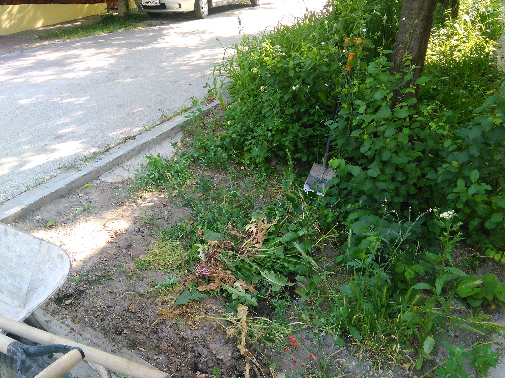 szűk utca kevés parkolási lehetőséggel...